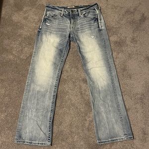 BKE Light Wash Jeans. 32R. Slight distressing.
9/10 condition.